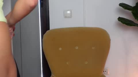 Snapshot of ninacrystal chatting on 10-28-25, 09:02 NinaCrystal online show from 10-28-25, 09:02