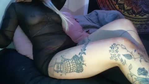 Snapshot of no_facequeen chatting on 12-16-24, 10:08 Leah online show from 12-16-24, 10:08