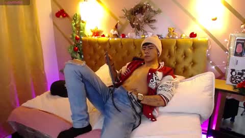 Snapshot of noaah77 chatting on 12-30-24, 03:57 noaah77 online show from 12-30-24, 03:57