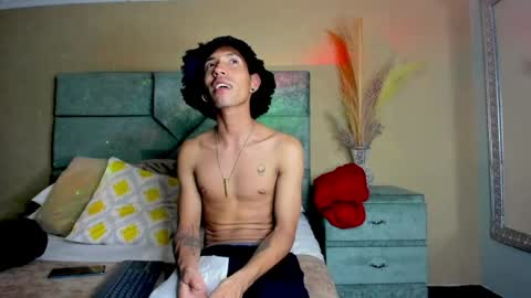 Snapshot of noaahtylor chatting on 05-05-26, 03:25 Noah online show from 05-05-26, 03:25
