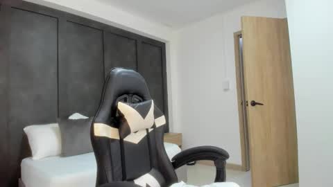 Snapshot of noah_batchelor chatting on 12-17-25, 03:12 N O A H online show from 12-17-25, 03:12