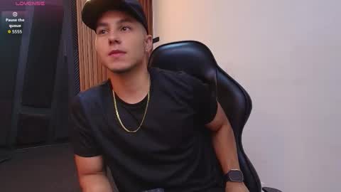 Snapshot of noah_clarkk chatting on 04-19-26, 01:32 Noah online show from 04-19-26, 01:32