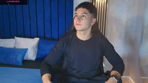 Snapshot of noah_clarkk chatting on 06-18-26, 05:39 Noah online show from 06-18-26, 05:39