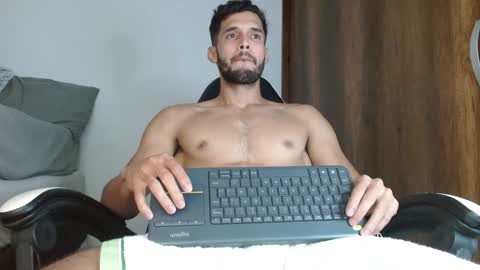 Snapshot of noah_jhonsonn chatting on 01-11-25, 05:18 Noah online show from 01-11-25, 05:18