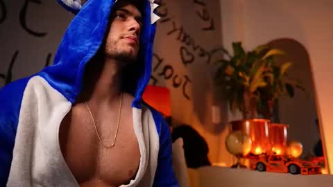 Snapshot of noha_miler chatting on 10-11-25, 12:21 kevin online show from 10-11-25, 12:21