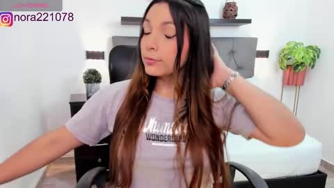 Snapshot of nora22xx chatting on 01-27-25, 07:24 Nora online show from 01-27-25, 07:24