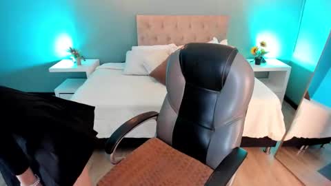 Snapshot of nora_vennucci chatting on 11-11-25, 06:08 Nora online show from 11-11-25, 06:08