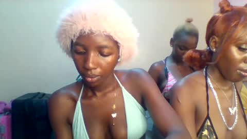 Snapshot of norababy20 chatting on 06-25-26, 05:23 Norababy20 online show from 06-25-26, 05:23