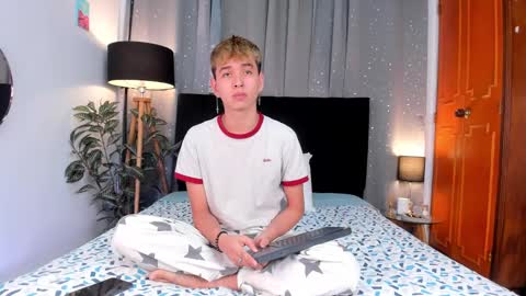 Snapshot of novaybrian chatting on 02-05-25, 04:27 NovayBrian online show from 02-05-25, 04:27