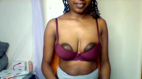 Snapshot of nubian_queen1033 chatting on 12-20-25, 01:23 happie online show from 12-20-25, 01:23