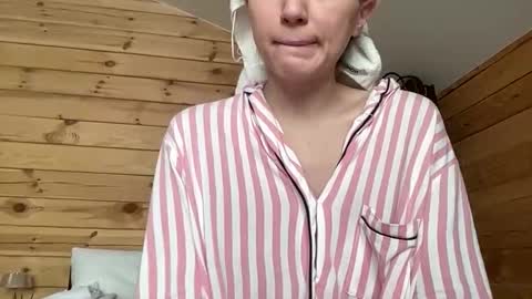 Snapshot of nursedoll chatting on 11-13-25, 05:17 Ema online show from 11-13-25, 05:17