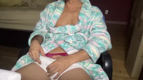 Snapshot of nyc2100 chatting on 12-25-24, 04:44 Your HOTBF online show from 12-25-24, 04:44