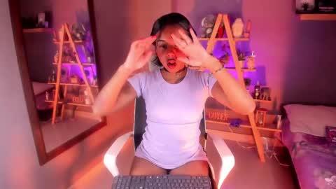 Snapshot of nyxmoonhells chatting on 09-17-25, 07:59 Nyx online show from 09-17-25, 07:59