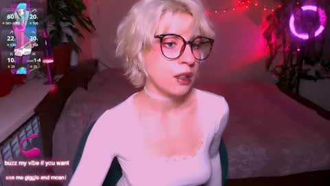 Snapshot of obedientt_ chatting on 10-01-25, 10:43 Moonlight online show from 10-01-25, 10:43