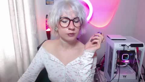 Snapshot of obedientt_ chatting on 10-05-25, 10:13 Moonlight online show from 10-05-25, 10:13