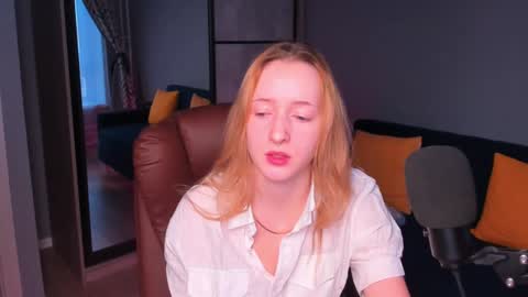Snapshot of oddlyfamiliar chatting on 12-16-24, 12:38 Call me Bee online show from 12-16-24, 12:38