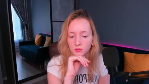 Snapshot of oddlyfamiliar chatting on 12-19-24, 10:13 Call me Bee online show from 12-19-24, 10:13