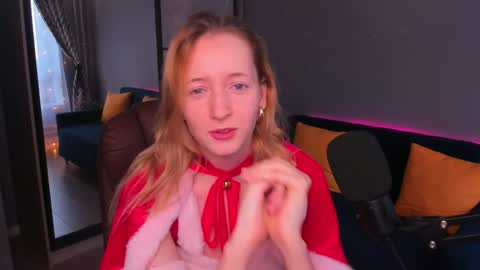 Snapshot of oddlyfamiliar chatting on 12-25-24, 09:45 Call me Bee online show from 12-25-24, 09:45