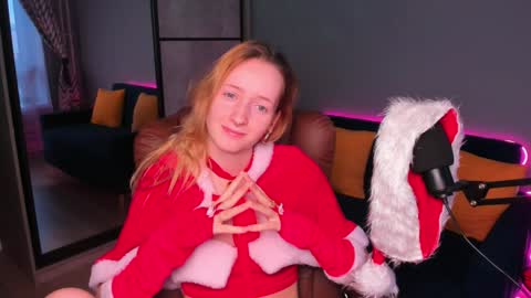 Snapshot of oddlyfamiliar chatting on 12-25-24, 12:47 Call me Bee online show from 12-25-24, 12:47