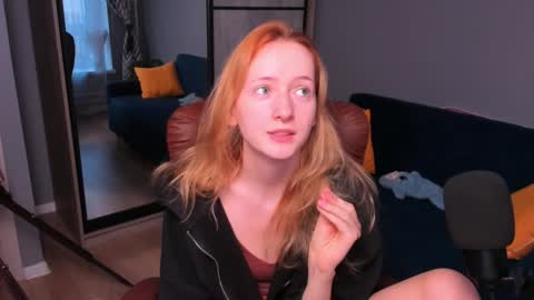 Snapshot of oddlyfamiliar chatting on 01-29-25, 01:17 Call me Bee online show from 01-29-25, 01:17