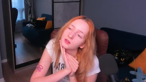 Snapshot of oddlyfamiliar chatting on 02-11-25, 01:51 Call me Bee online show from 02-11-25, 01:51