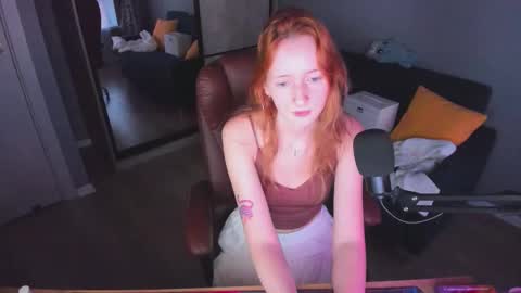 Snapshot of oddlyfamiliar chatting on 09-12-25, 04:18 Call me Bee online show from 09-12-25, 04:18
