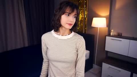 Snapshot of odettehatt chatting on 02-26-25, 03:41 Thea online show from 02-26-25, 03:41