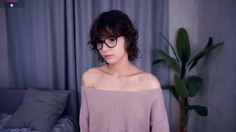 Snapshot of odettehatt chatting on 09-25-25, 07:17 Thea online show from 09-25-25, 07:17