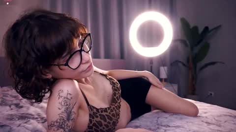 Snapshot of odettehatt chatting on 10-24-25, 07:21 Thea online show from 10-24-25, 07:21