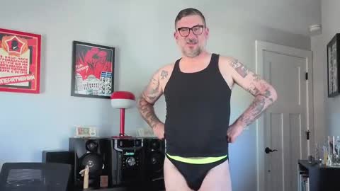 Snapshot of office_dad chatting on 09-19-25, 07:03 Office Dad online show from 09-19-25, 07:03