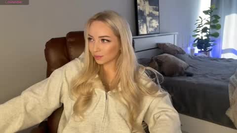 Snapshot of ohmyemma chatting on 05-14-26, 01:56 Emma online show from 05-14-26, 01:56