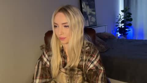 Snapshot of ohmyemma chatting on 05-18-26, 04:51 Emma online show from 05-18-26, 04:51