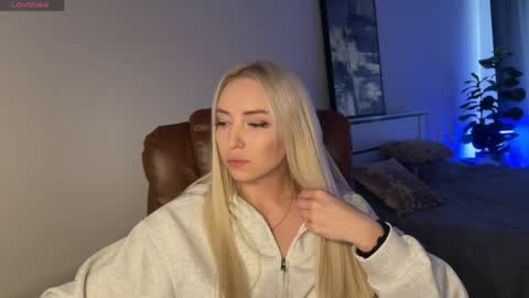 Snapshot of ohmyemma chatting on 05-21-26, 10:00 Emma online show from 05-21-26, 10:00