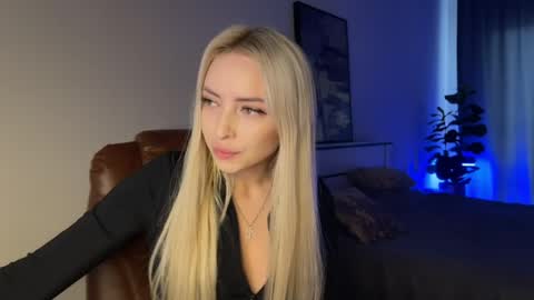 Snapshot of ohmyemma chatting on 05-22-26, 01:57 Emma online show from 05-22-26, 01:57