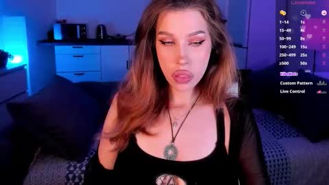 Snapshot of ohmymiami_ chatting on 10-20-25, 06:30 Light online show from 10-20-25, 06:30