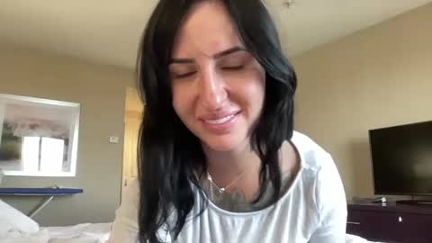 Snapshot of ohrileyxo chatting on 10-08-25, 02:47 riley online show from 10-08-25, 02:47