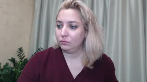 Snapshot of ohsweetiren chatting on 12-07-24, 10:56 Iren online show from 12-07-24, 10:56