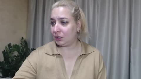 Snapshot of ohsweetiren chatting on 10-05-25, 06:34 Iren online show from 10-05-25, 06:34