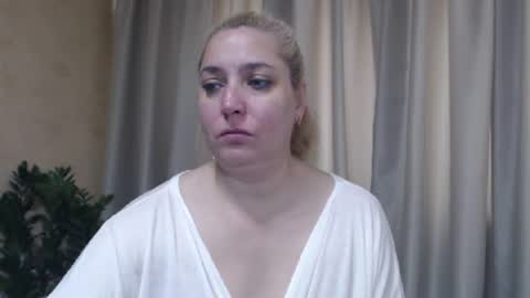 Snapshot of ohsweetiren chatting on 06-16-26, 05:43 Iren online show from 06-16-26, 05:43