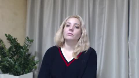 Snapshot of ohsweetmari chatting on 12-14-25, 01:49 Mari online show from 12-14-25, 01:49