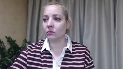 Snapshot of ohsweetmari chatting on 12-15-25, 06:56 Mari online show from 12-15-25, 06:56