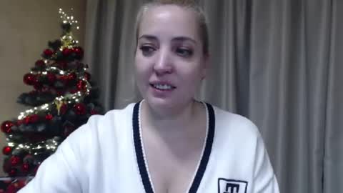 Snapshot of ohsweetmari chatting on 12-19-25, 06:26 Mari online show from 12-19-25, 06:26