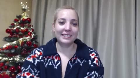 Snapshot of ohsweetmari chatting on 12-21-25, 12:12 Mari online show from 12-21-25, 12:12