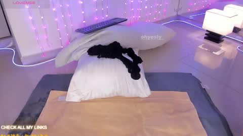 ohyesly_ online show from 11-11-25, 09:53