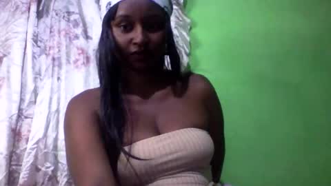 Snapshot of olinah610 chatting on 10-10-25, 06:51 olinah610 online show from 10-10-25, 06:51