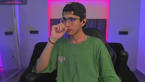 Snapshot of oliver_fast_ chatting on 02-02-25, 04:05 Oliver fast online show from 02-02-25, 04:05