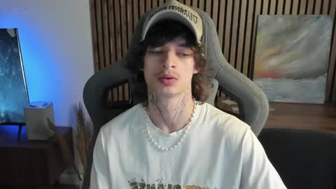 Snapshot of oliverrgroove chatting on 05-21-26, 01:40 oliverrgroove online show from 05-21-26, 01:40