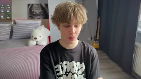 Snapshot of olivertasty chatting on 06-19-26, 01:37 oliver online show from 06-19-26, 01:37