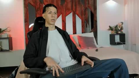 oliverthompson_01 online show from 09-10-25, 03:06