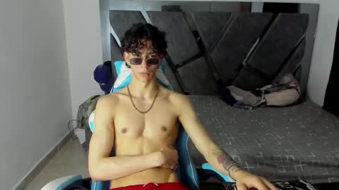 oliverthompson_01 online show from 10-11-25, 07:51